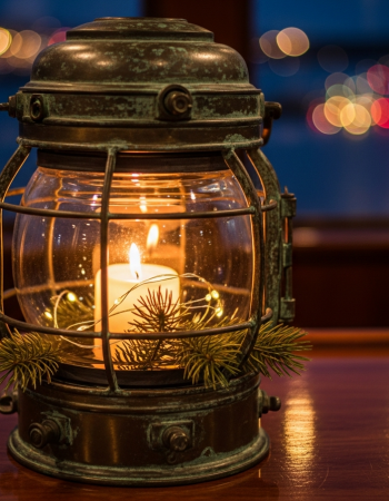 elegant_christmas_detail_on_yacht